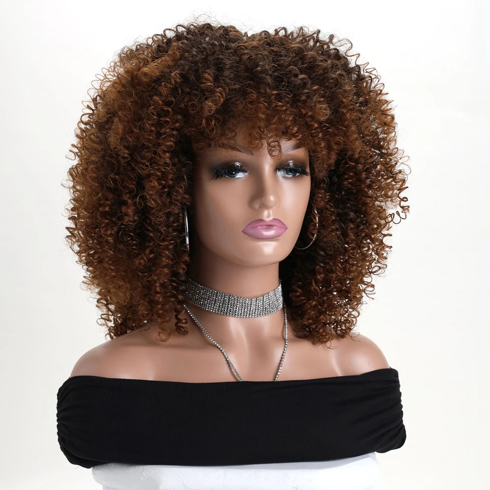 Vic – Peruca Afro Cacheada Castanha com Franja | Fibra Sintética Macia e Fofa, Sem Renda – Ideal para Festas, Cosplay e Uso Diário