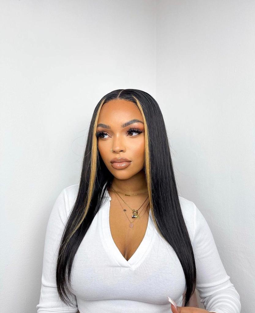 Modelo usando lace wig de fibra premium platinada com repartição central