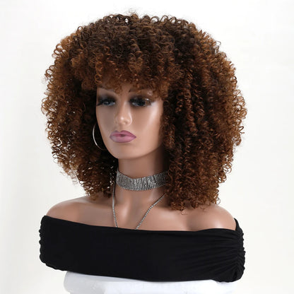 Vic – Peruca Afro Cacheada Castanha com Franja | Fibra Sintética Macia e Fofa, Sem Renda – Ideal para Festas, Cosplay e Uso Diário