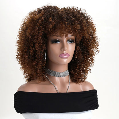 Vic – Peruca Afro Cacheada Castanha com Franja | Fibra Sintética Macia e Fofa, Sem Renda – Ideal para Festas, Cosplay e Uso Diário