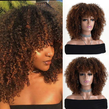Vic – Peruca Afro Cacheada Castanha com Franja | Fibra Sintética Macia e Fofa, Sem Renda – Ideal para Festas, Cosplay e Uso Diário