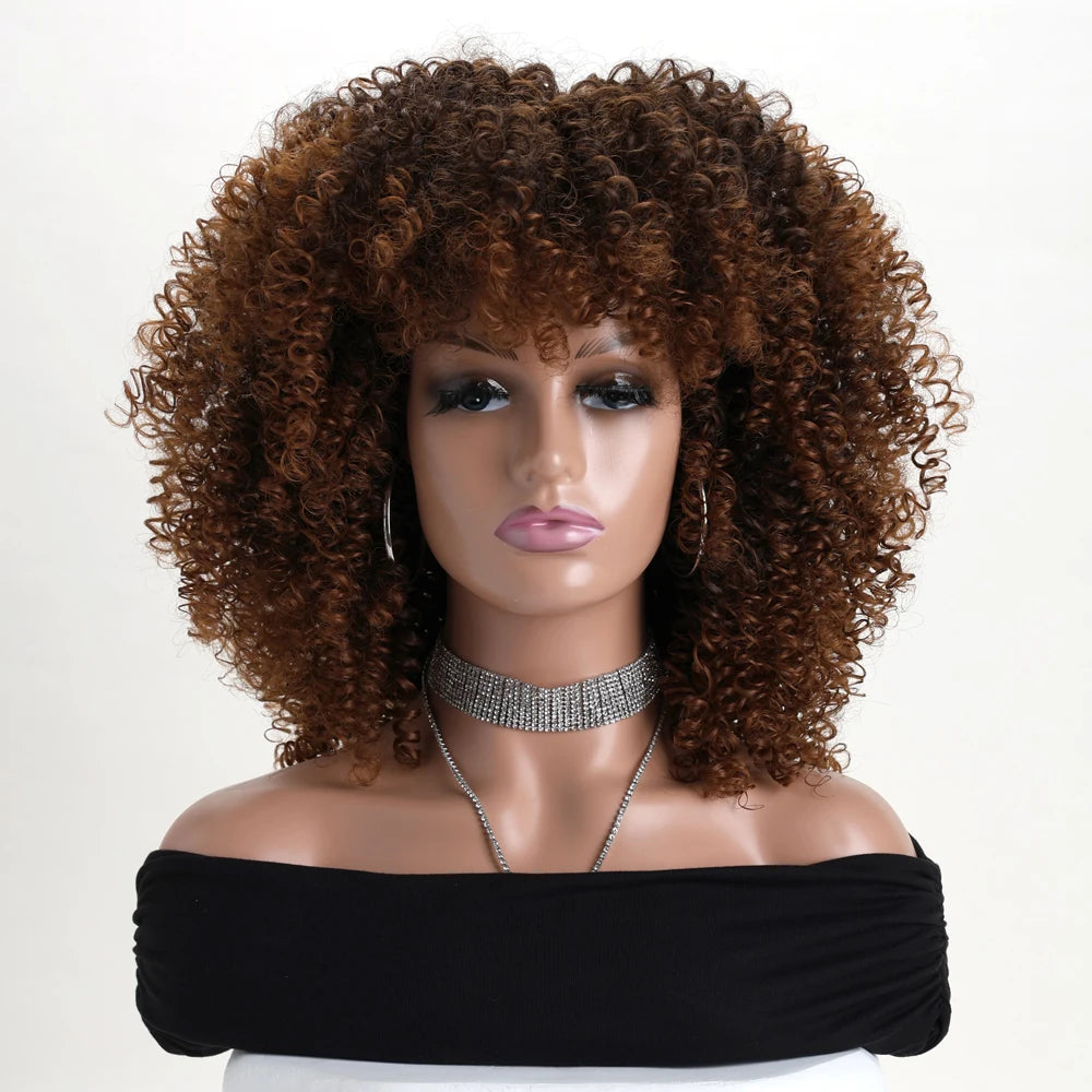 Vic – Peruca Afro Cacheada Castanha com Franja | Fibra Sintética Macia e Fofa, Sem Renda – Ideal para Festas, Cosplay e Uso Diário