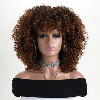 Vic – Peruca Afro Cacheada Castanha com Franja | Fibra Sintética Macia e Fofa, Sem Renda – Ideal para Festas, Cosplay e Uso Diário